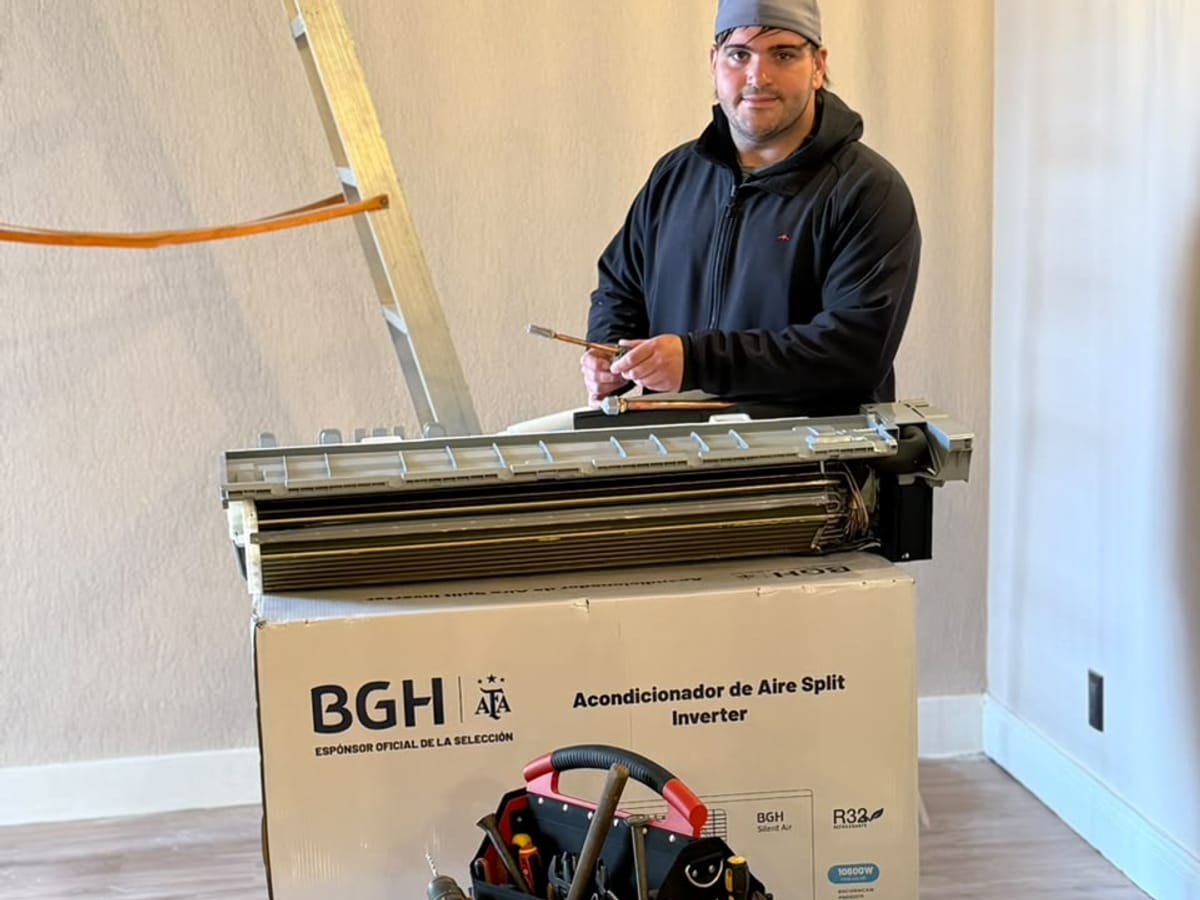 Equipo split inverter instalado — Hogar premium realizado por Marin Aires